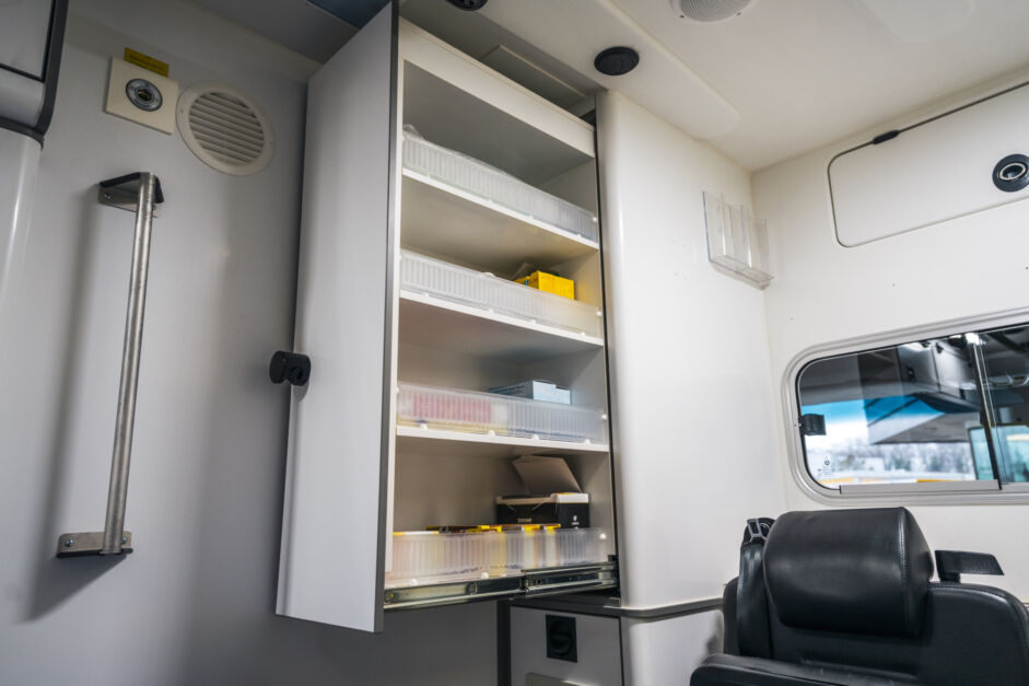 64 EMS ambulance nieuw